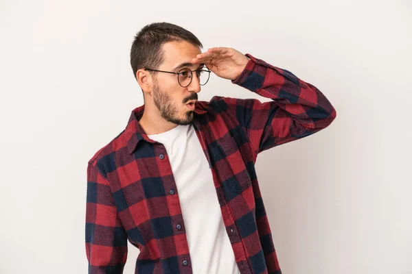 Giovane Uomo Caucasico Isolato Sfondo Bianco Guardando Lontano Mantenendo Mano — Foto Stock