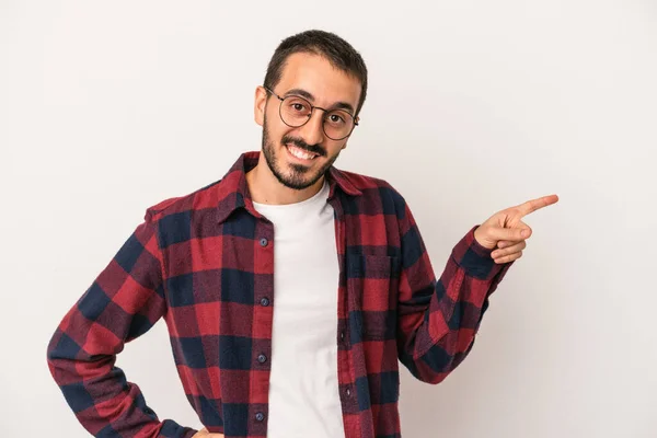 Joven Hombre Caucásico Aislado Sobre Fondo Blanco Sonriendo Alegremente Señalando —  Fotos de Stock