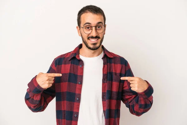 Homem Caucasiano Jovem Isolado Fundo Branco Aponta Para Baixo Com — Fotografia de Stock