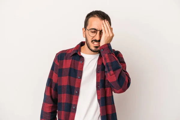 Giovane Uomo Caucasico Isolato Sfondo Bianco Dimenticando Qualcosa Schiaffeggiando Fronte — Foto Stock