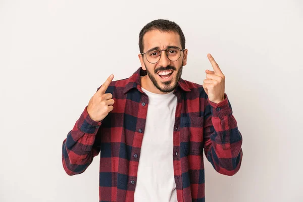 Jovem Caucasiano Isolado Sobre Fundo Branco Mostrando Gesto Decepção Com — Fotografia de Stock