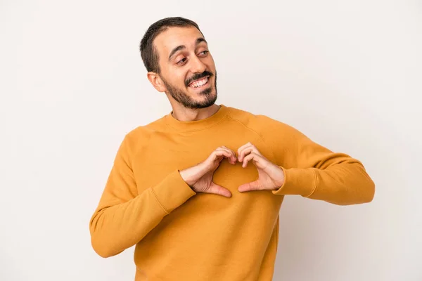 Jovem Caucasiano Isolado Fundo Branco Sorrindo Mostrando Uma Forma Coração — Fotografia de Stock