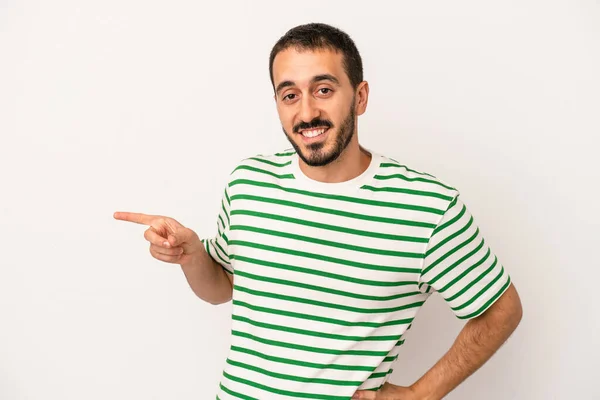 Jovem Caucasiano Isolado Fundo Branco Sorrindo Alegremente Apontando Com Dedo — Fotografia de Stock