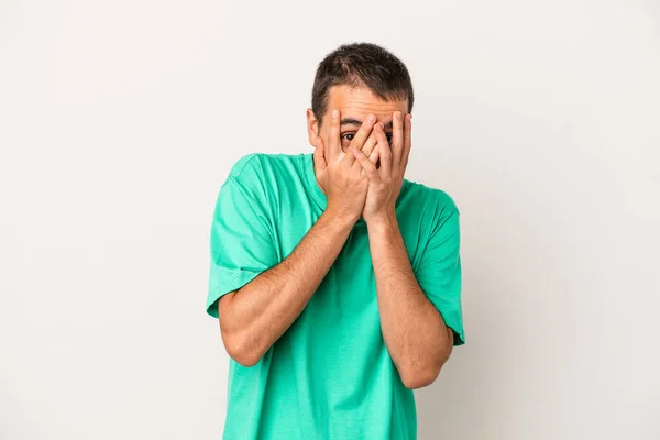 Giovane Uomo Caucasico Isolato Sfondo Bianco Lampeggia Alla Fotocamera Attraverso — Foto Stock