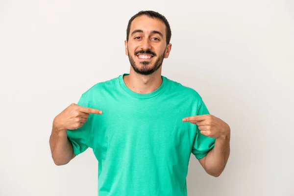 Joven Hombre Caucásico Aislado Sobre Fondo Blanco Persona Señalando Mano — Foto de Stock