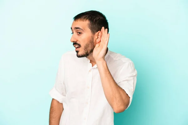 Joven Hombre Caucásico Aislado Sobre Fondo Azul Tratando Escuchar Chisme — Foto de Stock