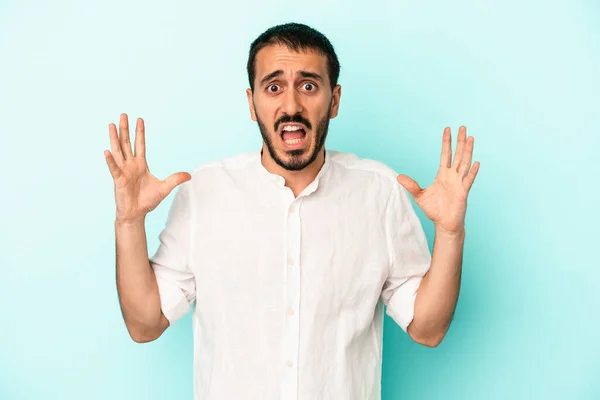 Young Caucasian Man Isolated Blue Background Screaming Sky Looking Frustrated — Stock Photo, Image