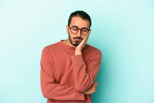 Jovem Caucasiano Isolado Fundo Azul Que Está Entediado Cansado Precisa — Fotografia de Stock