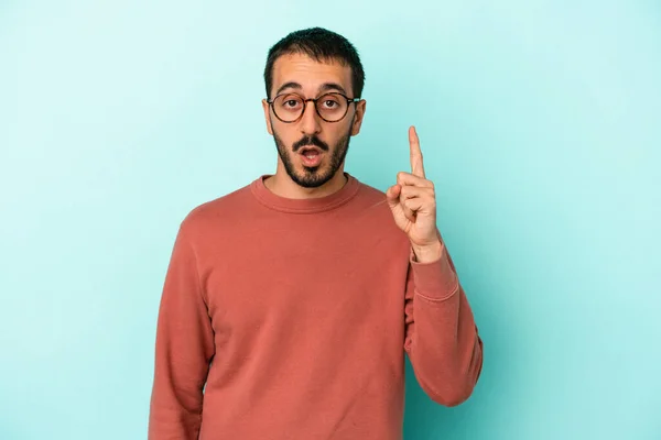 Jovem Caucasiano Isolado Fundo Azul Com Uma Ideia Conceito Inspiração — Fotografia de Stock