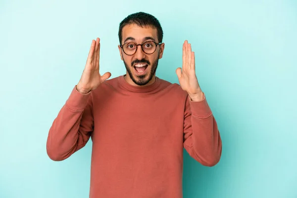 Jovem Caucasiano Isolado Fundo Azul Comemorando Uma Vitória Sucesso Ele — Fotografia de Stock