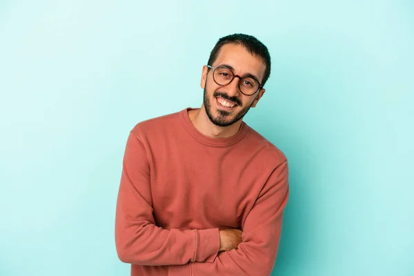 Junge Kaukasische Mann Isoliert Auf Blauem Hintergrund Lachen Und Spaß — Stockfoto