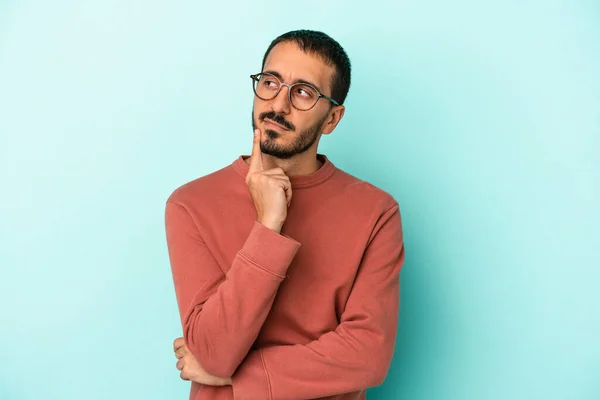 Jovem Caucasiano Isolado Fundo Azul Contemplando Planejando Uma Estratégia Pensando — Fotografia de Stock