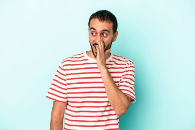 Mavi arka planda izole edilmiş beyaz bir adam heyecanlı bir şekilde bağırıyor..