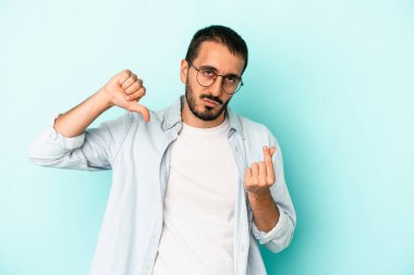 Kafkasyalı genç adam mavi arka planda izole edilmiş..