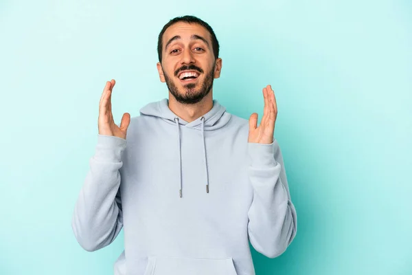 Jovem Caucasiano Isolado Fundo Azul Voz Alta Mantendo Mão Peito — Fotografia de Stock