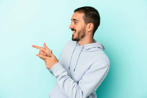 Jovem Caucasiano Isolado Pontos Fundo Azul Com Dedo Polegar Distância — Fotografia de Stock