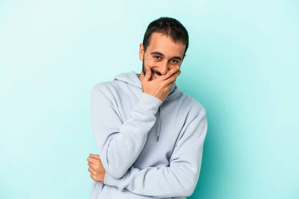 Νεαρός Καυκάσιος Άνδρας Απομονωμένος Μπλε Φόντο Γελώντας Χαρούμενος Ανέμελος Φυσικό — Φωτογραφία Αρχείου