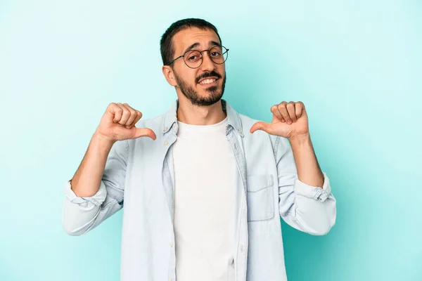 Joven Hombre Caucásico Aislado Sobre Fondo Azul Siente Orgulloso Seguro —  Fotos de Stock