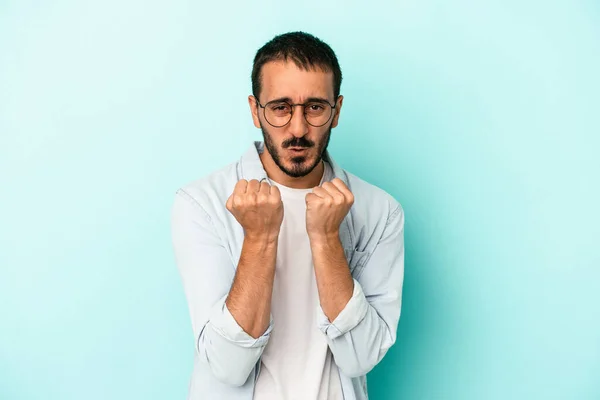 Hombre Caucásico Joven Aislado Sobre Fondo Azul Mostrando Puño Cámara — Foto de Stock