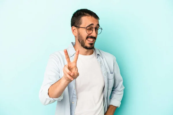 Young Caucasian Man Isolated Blue Background Showing Number Two Fingers — Stock Photo, Image