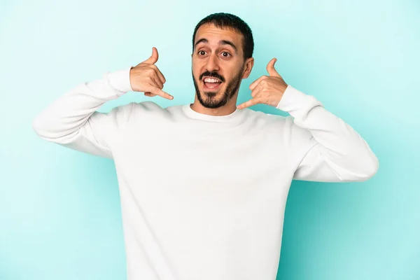 Jovem Caucasiano Isolado Fundo Azul Mostrando Gesto Chamada Telefone Celular — Fotografia de Stock