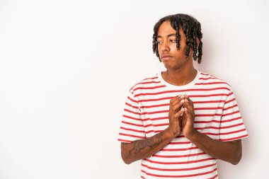 Genç Afrikalı Amerikalı bir adam beyaz arka planda izole edilmiş bir plan kuruyor..
