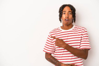 Beyaz arka planda izole edilmiş genç Afro-Amerikalı adam...