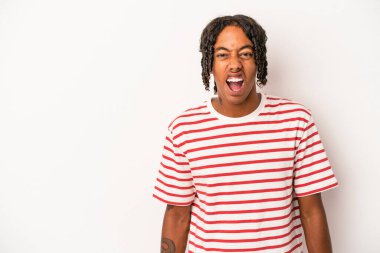 Beyaz arka planda izole edilmiş genç Afro-Amerikalı adam çok kızgın, öfkeli, hayal kırıklığına uğramış diye bağırıyor..
