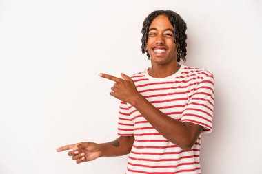 Beyaz arka planda izole edilmiş genç bir Afrikalı Amerikalı işaret parmağıyla fotokopi alanını işaret ederek heyecan ve arzusunu ifade ediyor..