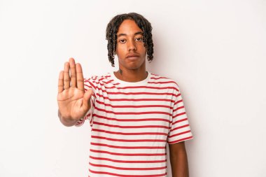 Beyaz arka planda izole edilmiş genç Afro-Amerikan bir adam elini uzatmış, 