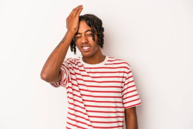 Beyaz arka planda izole edilmiş genç Afro-Amerikan bir şeyi unutuyor. Alnına avuç içi ve kapalı gözlerle vuruyor..