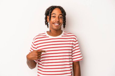 Genç Afro-Amerikan adam beyaz arka planda izole edilmiş. Elle bir gömlek fotokopi alanını gösteriyor. Gururlu ve kendinden emin.