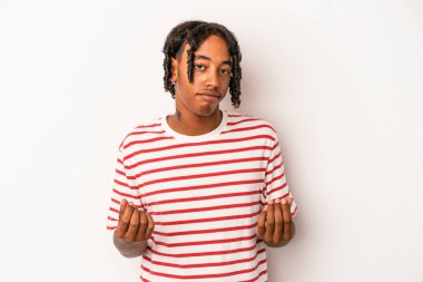 Beyaz arka planda izole edilmiş genç Afro-Amerikalı adam, kadının hiç parası olmadığını gösteriyor..