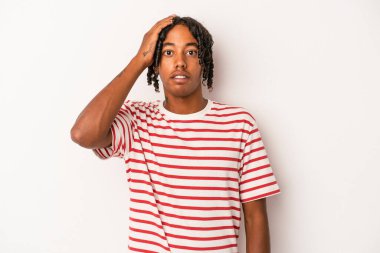 Beyaz arka planda izole edilmiş genç Afrikalı Amerikalı adam şok geçiriyordu, önemli bir toplantıyı hatırladı..