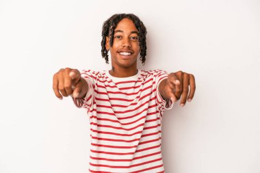 Beyaz arka planda izole edilmiş genç Afro-Amerikalı adam gülümsüyor..