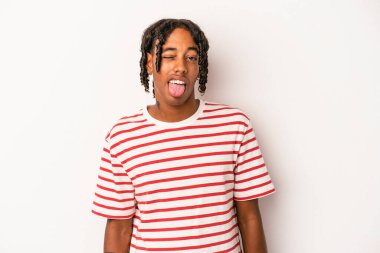 Genç Afrikalı Amerikalı adam beyaz arka planda izole edilmiş komik ve dost canlısı bir dil kullanıyor..