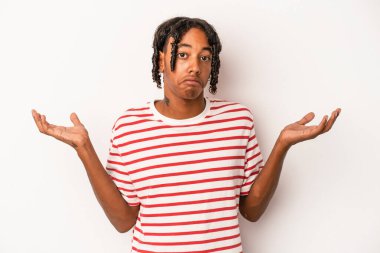 Genç Afrikalı Amerikalı, beyaz arka planda izole edilmiş. Sorgulama sırasında omuz silkiyor ve şüphe ediyor..