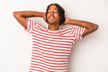 Genç Afrikalı Amerikalı bir adam beyaz arka planda izole edilmiş, kendinden emin, elleri başının arkasında..