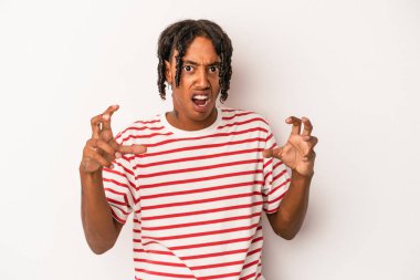 Genç Afrikalı Amerikalı adam beyaz arka planda izole edilmiş öfkeyle bağırıyor..