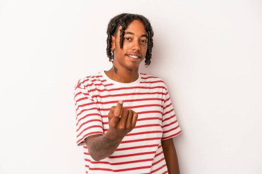 Beyaz arka planda izole edilmiş genç Afro-Amerikalı adam sanki seni davet ediyormuş gibi parmağıyla işaret ediyor..