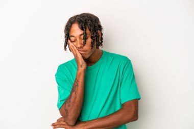 Beyaz arka planda izole edilmiş, sıkılmış, yorgun ve dinlenmeye ihtiyacı olan genç Afrikalı Amerikalı bir adam..