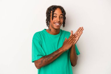 Genç Afrikalı Amerikalı adam beyaz arka planda izole edilmiş enerjik ve rahat hissediyor, kendinden emin ellerini ovuşturuyor..