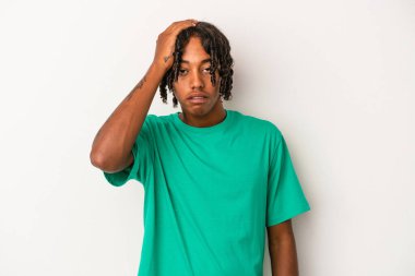 Beyaz arka planda izole edilmiş genç Afrikalı Amerikalı adam yorgun ve uykulu..