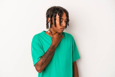 Beyaz arka planda izole edilmiş genç Afrikalı Amerikalı bir adam virüs ya da enfeksiyon yüzünden boğazında acı çekiyor..
