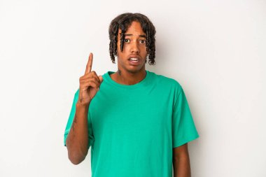 Genç Afrikalı Amerikalı bir adam beyaz arka planda izole edilmiş. Bir fikri, ilham verici bir fikri var..