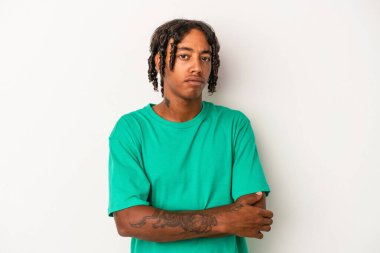 Genç Afrikalı Amerikalı adam beyaz arka planda izole edilmiş şüpheli, belirsiz, seni inceliyor..
