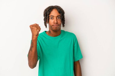 Beyaz arka planda izole edilmiş genç Afro-Amerikan adam kameraya yumruğunu gösteriyor, agresif yüz ifadesi..