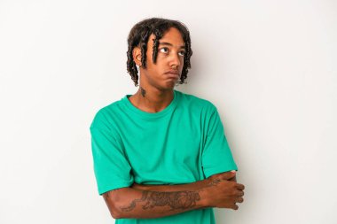 Beyaz arka planda izole edilmiş genç Afrikalı Amerikalı adam tekrarlanan bir görevden bıktı..