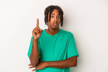 Genç Afrikalı Amerikalı bir adam beyaz arka planda izole edilmiş. Harika bir fikri var, yaratıcılık kavramı..