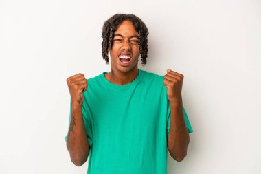 Genç Afrikalı Amerikalı adam beyaz arka planda izole edilmiş tasasız ve heyecanlı bir şekilde tezahürat yapıyor. Zafer konsepti.